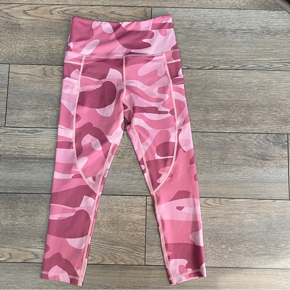 Zyia Light n Tight Pink Camoflage Capri Crop High Rise Leggings sz 2